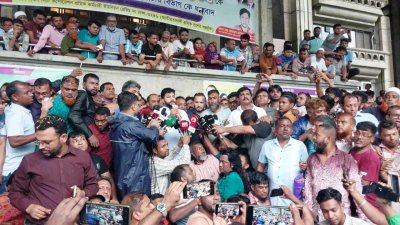 বক্তব্য দিচ্ছেন ইশরাক হোসেন