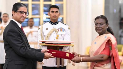 রাষ্ট্রপতি দ্রৌপদী মুর্মুর কাছে আনুষ্ঠানিকভাবে তার পরিচয়পত্র পেশ করছেন ই-কমিশনার এম রিয়াজ হামিদুল্লাহ