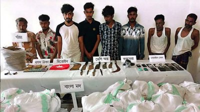 আটক ৮ জন