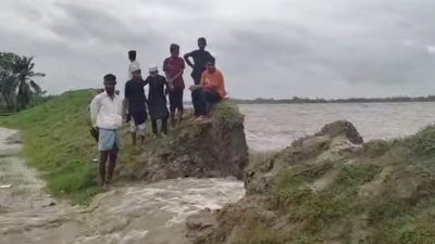 বাঁধ ভেঙে ঢুকছে পানি