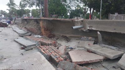নির্মাণকাজ শেষ হওয়ার আগেই জোয়ারের পানিতে রাস্তার প্রায় দুই-তৃতীয়াংশ ধসে পড়েছে