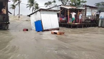 জোয়ারের পানিতে প্লাবিত হাতিয়ার নিঝুম দ্বীপসহ অন্যান্য চরাঞ্চল