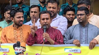 কথা বলছেন  আবু হানিফ