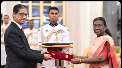 ভারতের রাষ্ট্রপতি দ্রৌপদী মুর্মুর কাছে নিজের পরিচয়পত্র পেশ করছেন রাষ্ট্রদূত এম রিয়াজ হামিদুল্লাহ