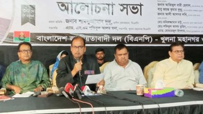 বৃহস্পতিবার খুলনা প্রেসক্লাবে আলোচনা সভায় বক্তব্য দেন বিএনপির ভাইস চেয়ারম্যান শামসুজ্জামান দুদু