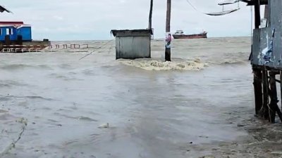 লঘুচাপে উত্তাল সমুদ্র