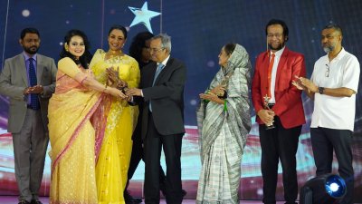 পুরস্কার গ্রহণ করছিলেন পুতুল