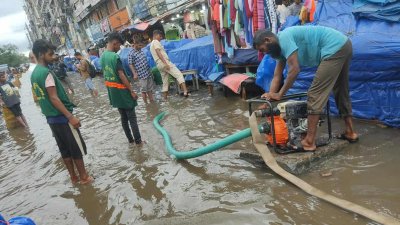 জলাবদ্ধতা নিরসনে কাজ করছে ডিএসসিসির কর্মীরা