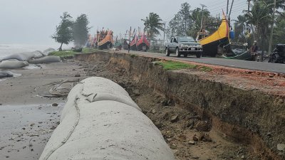 মেরিন ড্রাইভের টেকনাফের অংশের চারটি স্থানে ভাঙন ধরেছে