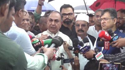 সাংবাদিকদের সঙ্গে কথা বলছেন বিএনপির স্থায়ী কমিটির সদস্য মির্জা আব্বাস