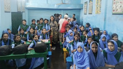 বিহারিদের একমাত্র স্কুল ‘ড্রিম স্কুল’ পরিদর্শনে তাসনিম জারা