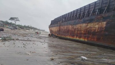 উত্তাল ঢেউয়ে নিয়ন্ত্রণ হারিয়ে চারটি জাহাজ তীরে উঠে গেছে