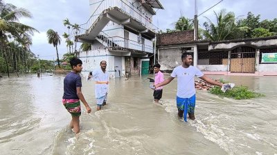 জোয়ারের পানিতে প্লাবিত উপকূলীয় এলাকা