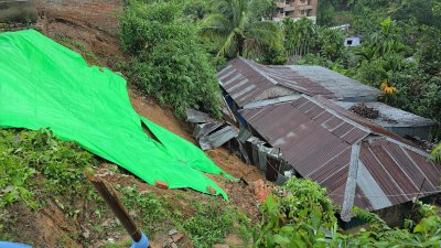 শহরের যুব উন্নয়ন এলাকায় পাহাড়ের মাটি ধসে পড়েছে ঘরের ওপর