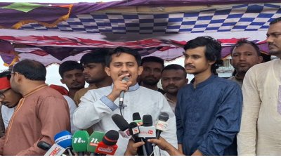 পথসভায় বক্তব্য দিচ্ছেন জাতীয় নাগরিক পার্টির (এনসিপি) উত্তরাঞ্চলের মুখ্য সংগঠক সারজিস আলম
