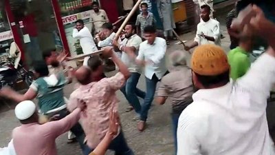 বরিশালে জাতীয় পার্টির বিক্ষোভ মিছিলে লাঠি নিয়ে হামলা