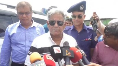 সাংবাদিকদের সঙ্গে আলাপকালে বিগ্রেডিয়ার (অব.) এম. সাখাওয়াত হোসেন