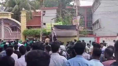 কলেজ ক্যাম্পাসের সামনের সড়কে এ ঘটনা ঘটে