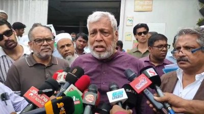 সাংবাদিকদের সঙ্গে কথা বলছেন বিদ্যুৎ ও জ্বালানি সম্পদ মন্ত্রণালয়ের উপদেষ্টা মুহাম্মদ ফাওজুল কবির খান