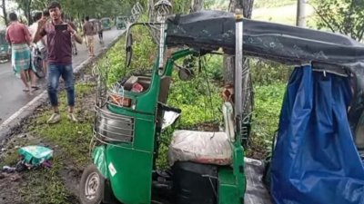 দুর্ঘটনাকবলিত সিএনজিচালিত অটোরিকশা