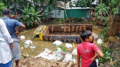 খাদে পড়া ট্রাক