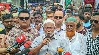 সমাবেশে বক্তব্য রাখেন জাতীয় পার্টির কো–চেয়ারম্যান ও রংপুর সিটি করপোরেশনের সাবেক মেয়র মোস্তাফিজার রহমান