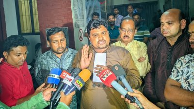 মামলার না নেওয়ার পর সাংবাদিকদের সঙ্গে কথা বলেন আরিফ আলী