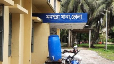বেড়িবাঁধের নিচে বালিতে চাপা পড়া অবস্থায় শিশুর মরদেহ উদ্ধার