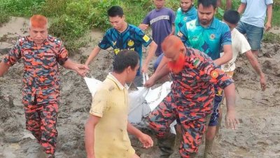 ফায়ার সার্ভিসের ডুবুরি দল মরদেহটি উদ্ধার করে