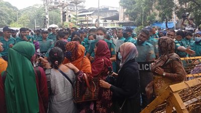 ‘তথ্য আপা’ কর্মীদের সঙ্গে পুলিশের ধস্তাধস্তি হয়