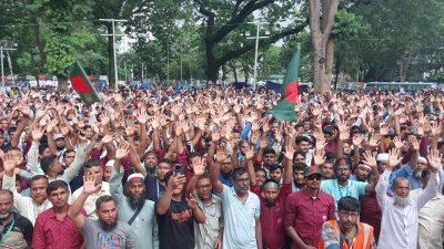 শহীদ মিনারে পবিস শ্রমিকদের অবস্থান কর্মসূচি। ছবি: নাসিরুল ইসলাম