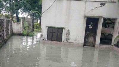 তলিয়ে গেছে তারাবো কবরস্থান