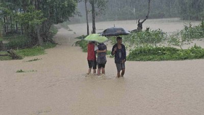 কয়েক দিনের ভারী বর্ষণে দুর্ভোগ বেড়ে গেছে