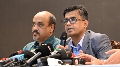 প্রেস বিফ্রিংয়ে কথা বলছেন শফিকুল আলম