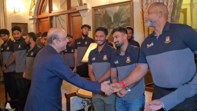 লিটনদের স্বাগত জানান পাকিস্তানের প্রেসিডেন্ট আসিফ আলী জারদারি।