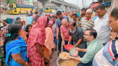 ক্ষতিগ্রস্ত অসহায়দের হাতে রান্না করা খাবার তুলে দিচ্ছেন আমিনুল হক
