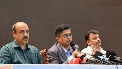 সংবাদ সম্মেলনে বক্তব্য রাখছেন শফিকুল আলম