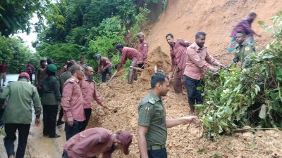 উদ্ধার কার্যক্রমে আনসার ও ভিডিপি সদস্যরা