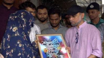 শহীদদের বাড়িতে গিয়ে তাদের ব্যবহৃত পোশাক ও ব্যবহার্য বিভিন্ন সামগ্রী সংগ্রহ করেন সংস্কৃতি উপদেষ্টা মোস্তফা সরয়ার ফারুকী