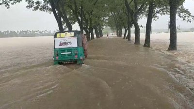 নদীর পানি দ্রুত বৃদ্ধি পাওয়ায় সিলেটের সীমান্তবর্তী উপজেলাসহ নগরীর বাসিন্দাদের চরম ভোগান্তি পোহাতে হচ্ছে