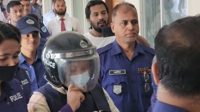 আদালত প্রাঙ্গণে মমতাজ