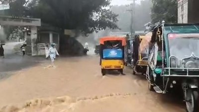 নিচু স্থানে পানি ওঠায় যান চলাচল বিঘ্নিত হচ্ছে