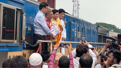 নরসিংদী রেলস্টেশনে মহানগর প্রভাতী, মহানগর গোধূলী এবং উপবন এক্সপ্রেস ডাউনের যাত্রাবিরতির উদ্বোধন