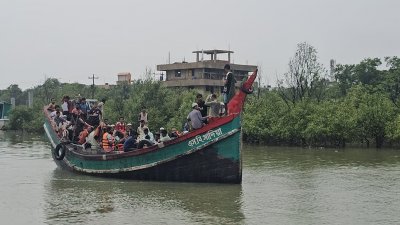 সকালে পণ্যসহ একটি যাত্রীবাহী ট্রলার দ্বীপে পৌঁছে