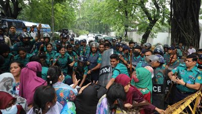 যমুনা অভিমুখে ‘তথ্য আপা’ প্রকল্পের কর্মীদের মিছিলে পুলিশের বাধা  (ছবি: নাসিরুল ইসলাম)