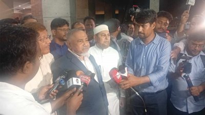 সাংবাদিকদের ব্রিফ করছেন ডা. সৈয়দ আব্দুল্লাহ মো. তাহের