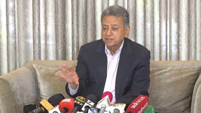 সাংবাদিকদের সঙ্গে কথা বলছেন আমির খসরু মাহমুদ চৌধূরী