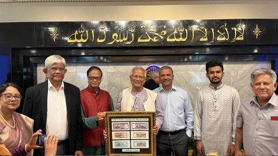 প্রধান উপদেষ্টার কাছে নতুন ব্যাংক নোটের ছবি হস্তান্তর করেন বাংলাদেশ ব্যাংকের গভর্নর