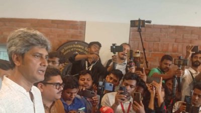 বৈঠক শেষে সাংবাদিকদের সঙ্গে কথা বলছেন জোনায়েদ সাকি