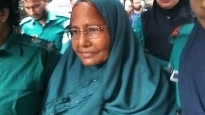 আদালত প্রাঙ্গণে অধ্যাপক এস এম আনোয়ারা বেগম